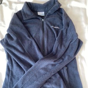 Black columbia sweater